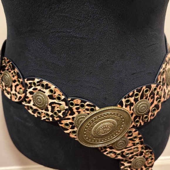 Adjustable Oval Disc Leopard Print Statement Belt - Picture 4 of 4